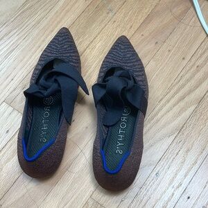 Elegant Brown and Black Flats with Bow Detail